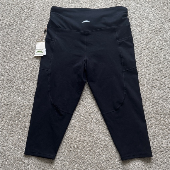 NWT Earth Yoga | Crossover Waist Cropped Length Pocketed Leggings in Black | XL - Picture 2 of 7